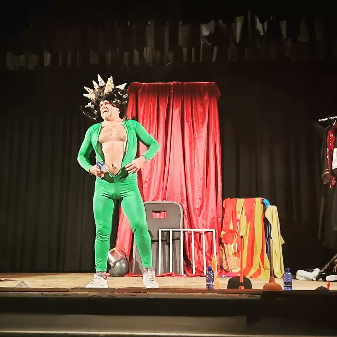 PotdePlomTeatre's tweet photo. La variant #omicron arribà ahir al IES Pare Vitòria #Alcoi. Gràcies a tot el públic per assistir, a @protectoralcoy per organitzar-ho, i al meu germà Carles per les fotos!

#PotdePlom #debolo https://t.co/K8suHhTRHe