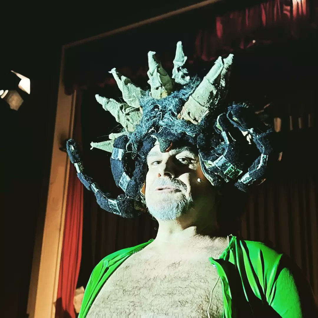 PotdePlomTeatre's tweet photo. La variant #omicron arribà ahir al IES Pare Vitòria #Alcoi. Gràcies a tot el públic per assistir, a @protectoralcoy per organitzar-ho, i al meu germà Carles per les fotos!

#PotdePlom #debolo https://t.co/K8suHhTRHe