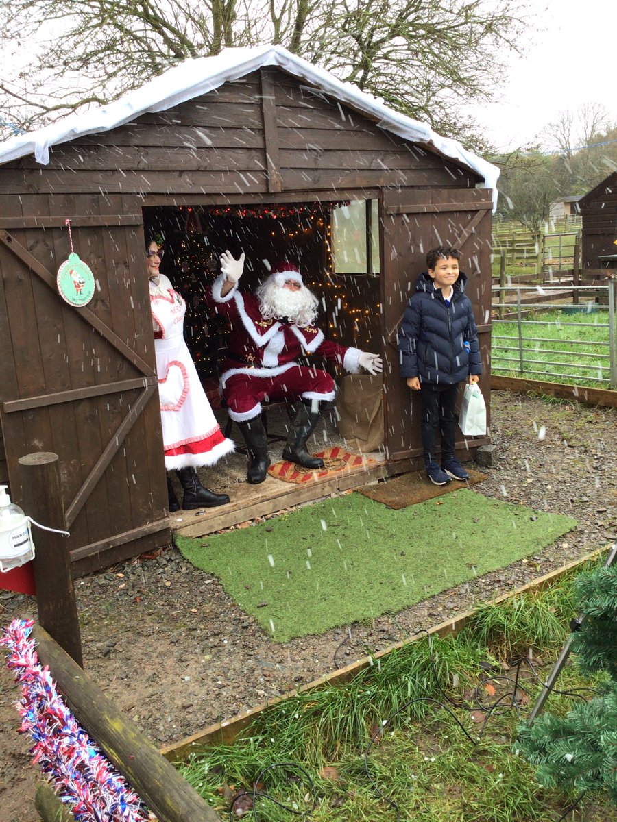 TMET_PrimaryInt's tweet photo. @Rowlatts_TMET this pupil went to visit Santa at Gorse Hill Farm today after a much improved week at school.great confidence and perseverance when feeding the animals! #primaryintervention #christmasvibes #perseverance https://t.co/YkBAHyZCJh
