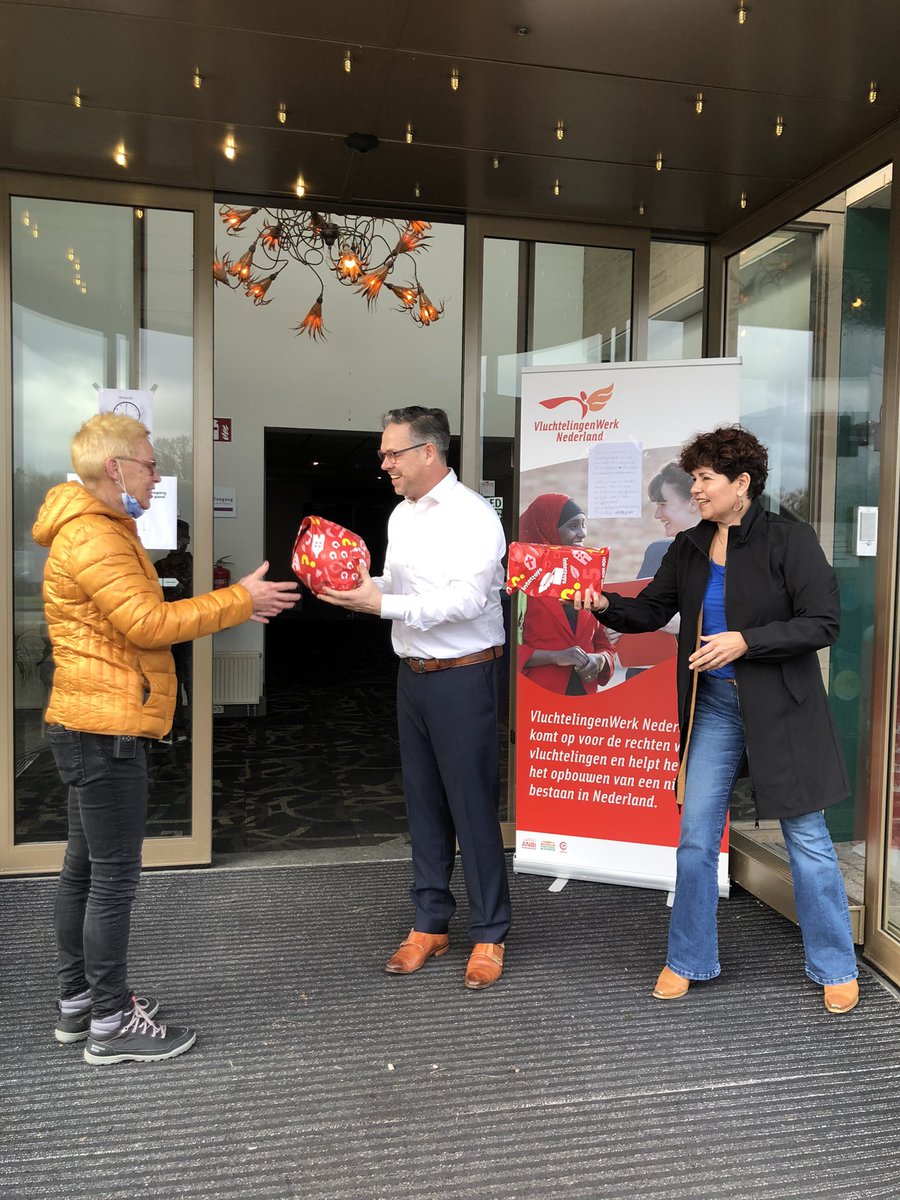 RotaryClubEmmen's tweet image. Sint werd dit jaar geholpen door @RotaryClubEmmen om voor alle 80 kinderen die tijdelijk in de noodopvang ( voormalig Fletcher Hotel Emmen) verblijven, een kadootje te verzorgen. Fijne Sinterklaasmiddag!