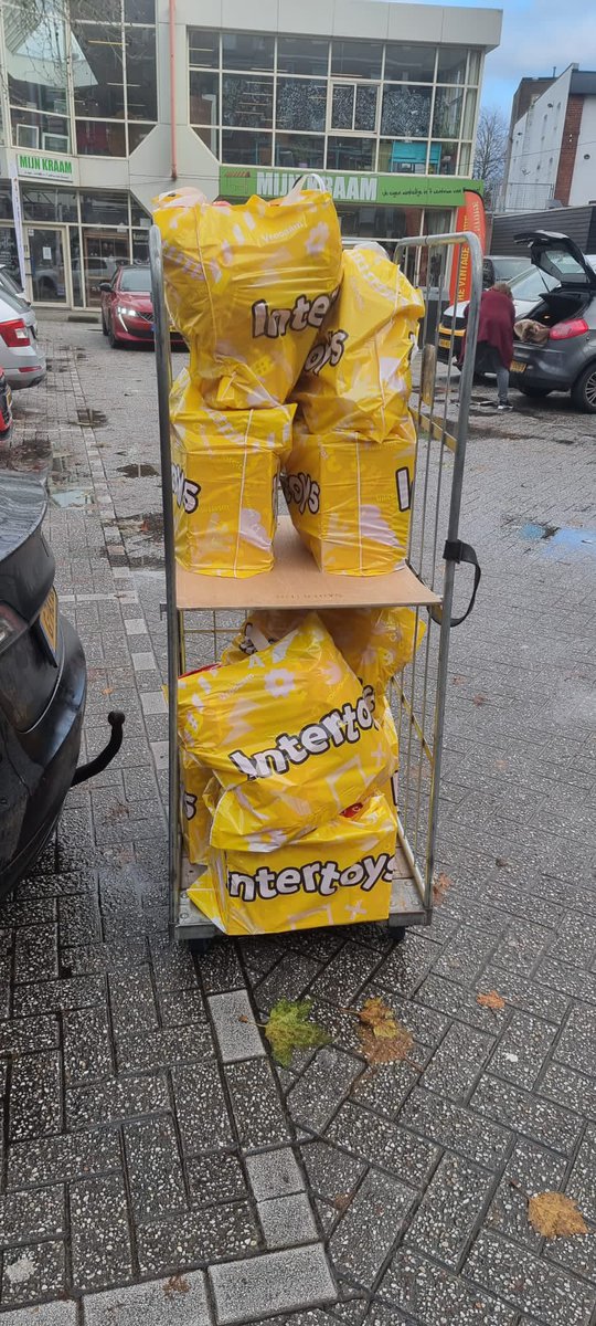 RotaryClubEmmen's tweet image. Sint werd dit jaar geholpen door @RotaryClubEmmen om voor alle 80 kinderen die tijdelijk in de noodopvang ( voormalig Fletcher Hotel Emmen) verblijven, een kadootje te verzorgen. Fijne Sinterklaasmiddag!