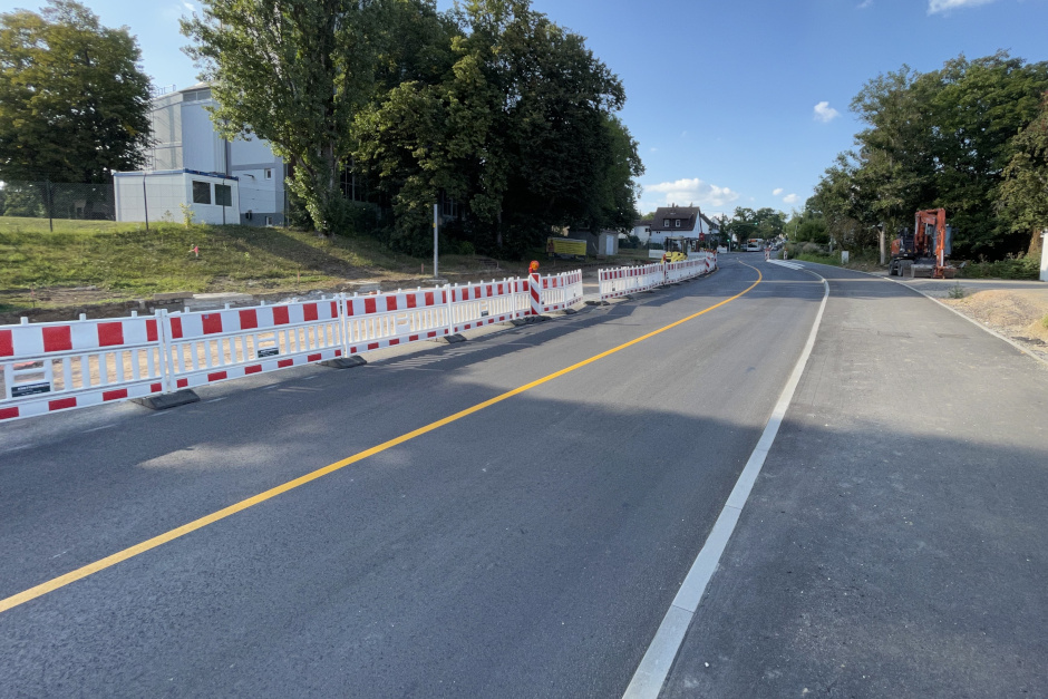 wiaktuell's tweet photo. Bauarbeiten auf der #B455 an der Siedlung #AndenFichten sind fertig
Der #Bauabschnitt auf der B455 an der #Siedlung An den Fichten in #Wiesbaden #Bierstadt ist fertiggestellt. Ab Montag kann der #Verkehr auf der #Bundesstraße wieder ungehindert fließen. https://t.co/ySAqQIWlhF https://t.co/ol8hW6AtG8