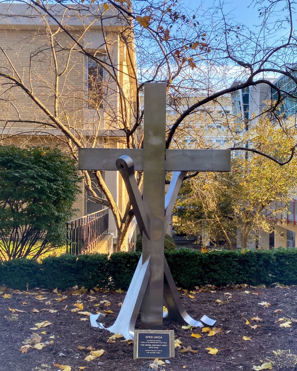 CSCVocations's tweet image. This cross is on the campus of Kings College, a Holy Cross institute of higher education in Wilkes-Barre, PA. May Christ&apos;s cross be a consolation in the trials of our lives.