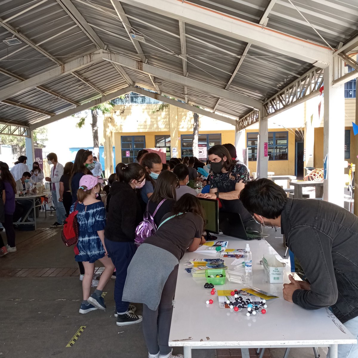 CendhyCentro's tweet photo. Estamos en @Muni_LaCisterna en la feria científica de @PavoRatona junto a @BioHuertaRaihen @NuevoFoco @ANEB_Chile @Aneqyf @MuseoQuimfarm dando a conocer nuestro proyecto #cendhy @CentrosAnid https://t.co/qPYjUkNv0p