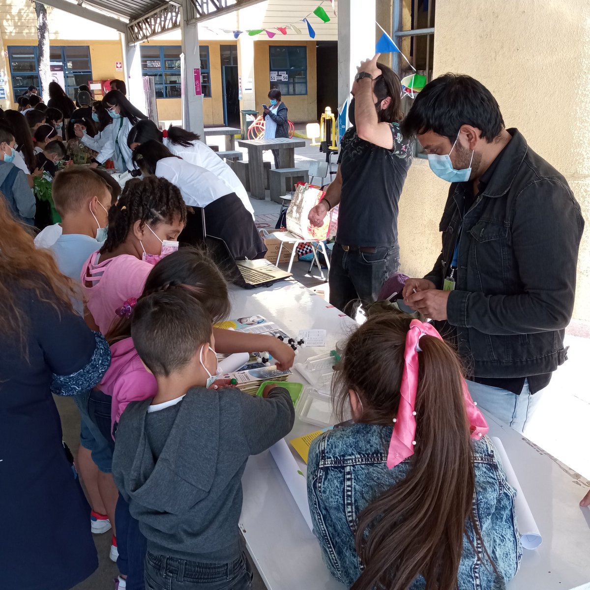 CendhyCentro's tweet photo. Estamos en @Muni_LaCisterna en la feria científica de @PavoRatona junto a @BioHuertaRaihen @NuevoFoco @ANEB_Chile @Aneqyf @MuseoQuimfarm dando a conocer nuestro proyecto #cendhy @CentrosAnid https://t.co/qPYjUkNv0p