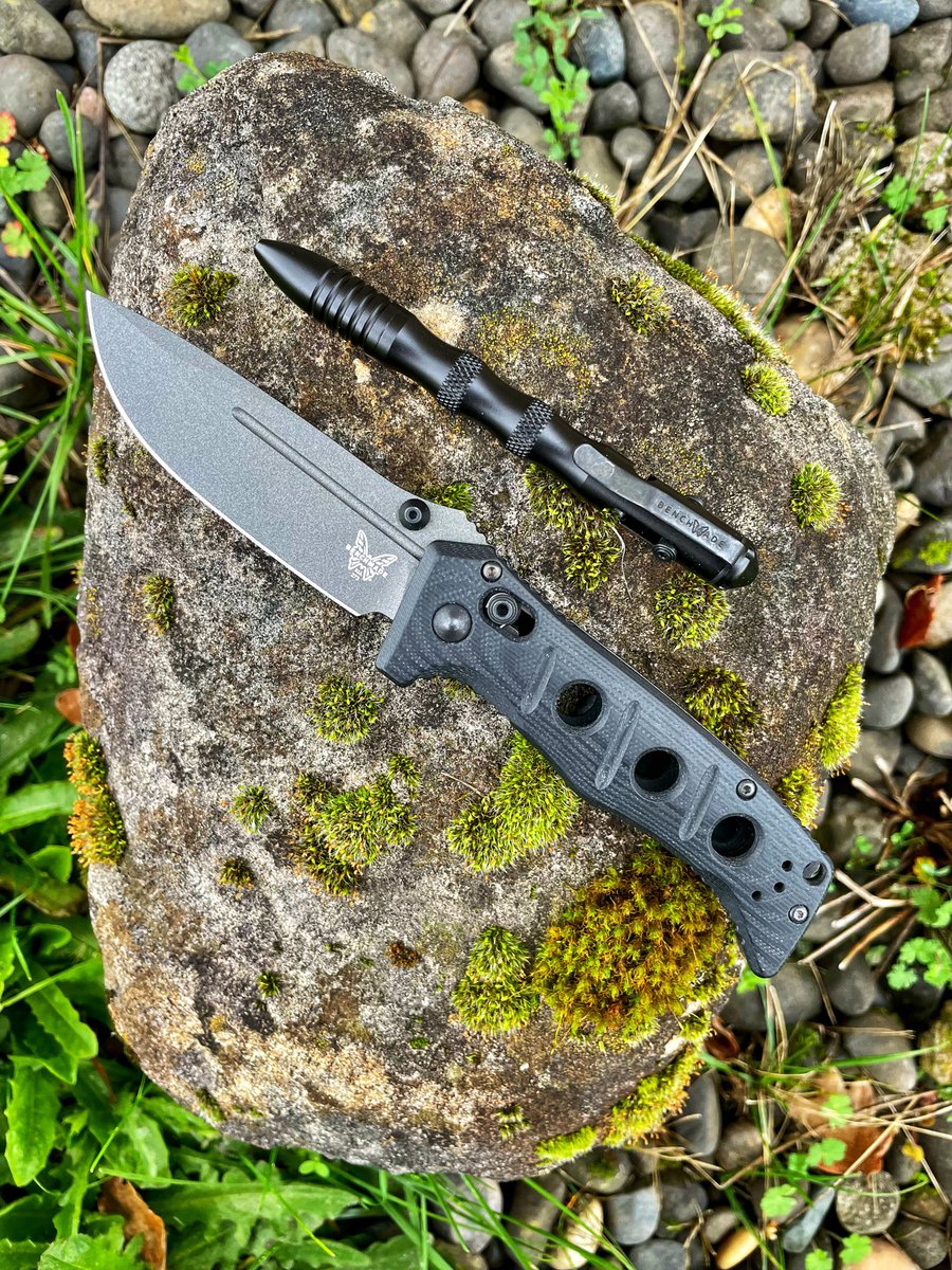 zstuffs's tweet photo. Enjoy your weekend! The Mini Adamas is ready! #mybenchmade #YoursForLife #DSKFS @BenchmadeKnives https://t.co/7wIsW8H32l