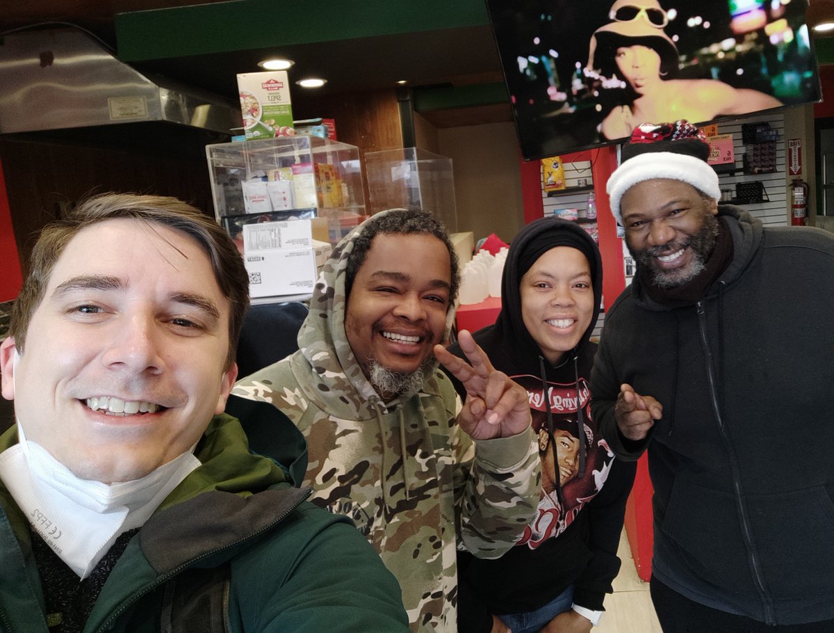 MarcoPiacquadio's tweet photo. Uno dei quartieri più autentici di #NYC è sicuramente il #Bronx. Gente straordinaria e cultura inclusiva.
Qui con Donte, suo marito e un amico nel loro negozio di gastronomia al 1083 di Sheridan avenue (un paio di isolati dal Bronx Museum of Art). https://t.co/1L8ryHATGe