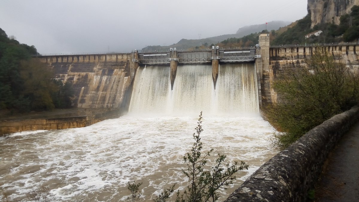 radio_vitoria's tweet photo. ♒️ El río Ebro cargado a su paso por el #concejo de #Sobron 💦
#Lantaron @AnanakoKuadrila
🎙️ #Herrian @AcoaAke
📸 Imágenes que nos llegan a través del 📲 656 78 71 80 y por 📩 a herrian@eitb.eus https://t.co/9m3AVD7URj