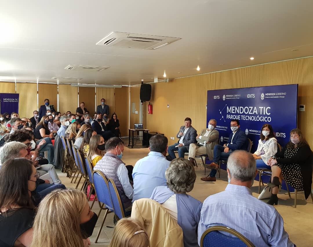 fabro74's tweet photo. ➡️ Presente en la Jornada #MendozaVincula donde se realizó un intercambio con referentes del sector público, productivo y científico para impulsar la vinculación tecnológica.
#GodoyCruz #ParqueTIC https://t.co/Sjet2BWR83