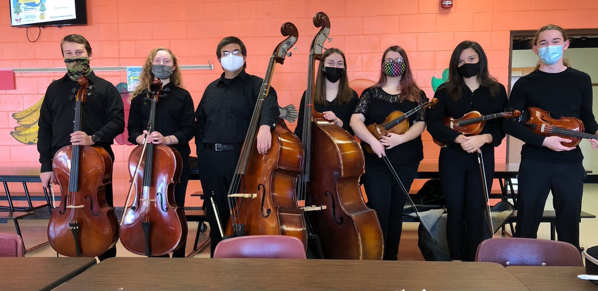 Strolling Strings at our first performance this holiday season! 🎶🎵🎻