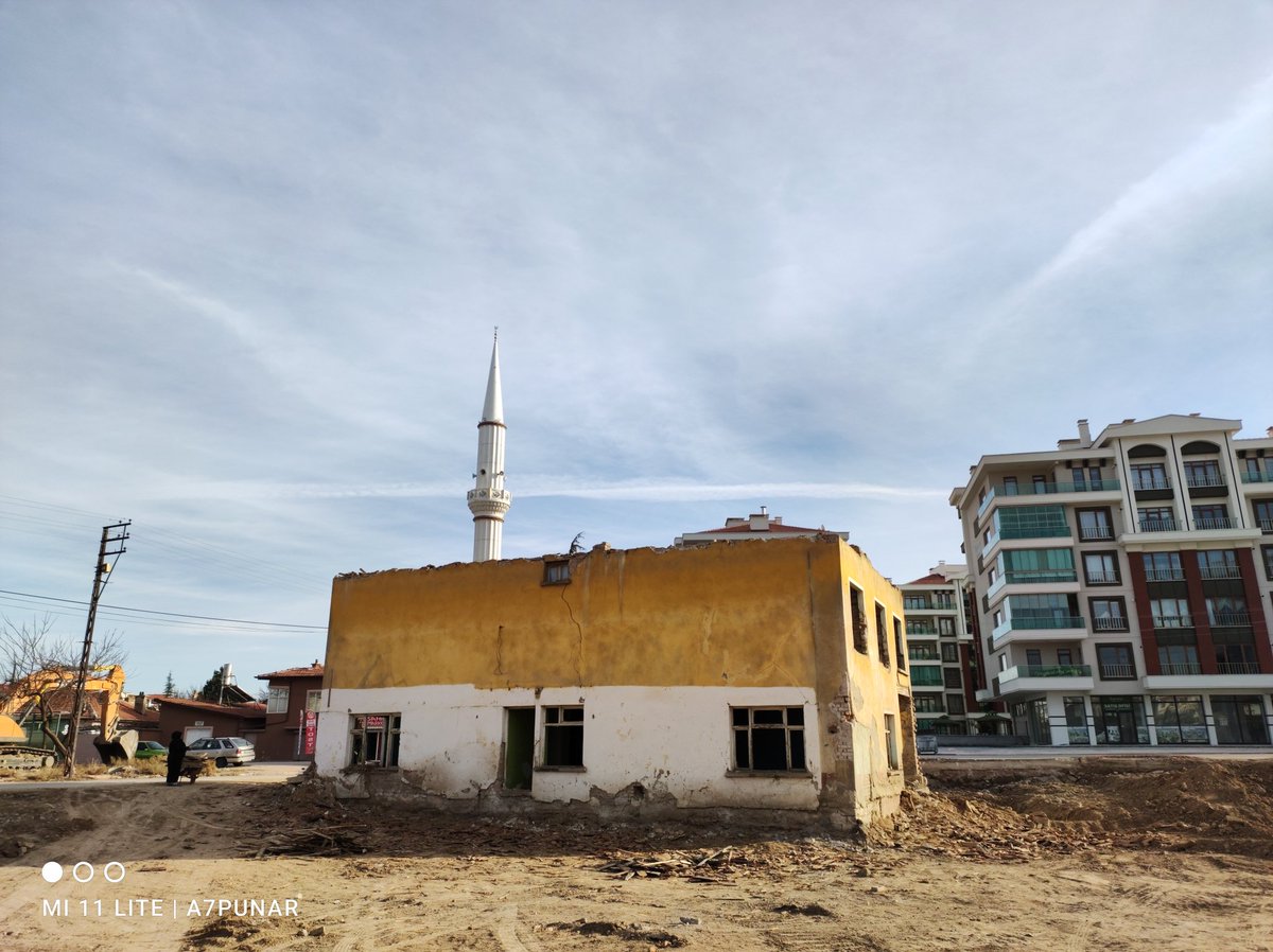 Konya ve çevresi için 3-4 büyüklüğündeki depremlerin olma ihtimali arttı sanırım. Artık normal karşılamak lazım bu depremleri. Görseldeki bulutlar gün boyu konya semalarında gözlendi. Sabahki 3.3 lük deprem ile fay hattının enerjisinin bitmedigini, devamı geleceğini düşünüyorum.