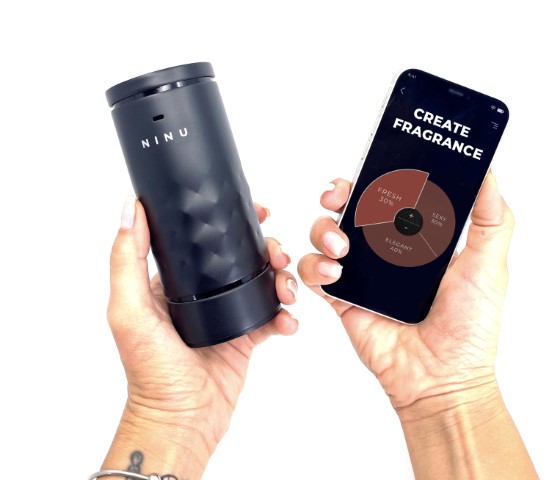 revoluteg's tweet photo. El fabricante @NINUperfume ha creado el que asegura que es el primer perfume inteligente, un dispositivo que se conecta al celular a través de una aplicación con la que el usuario puede elegir una fragancia entre las cien disponibles. https://t.co/ZdASvtgfLN