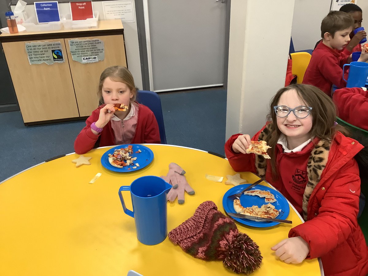 Y4_STM's tweet photo. We have had a brilliant morning chopping, slicing and dicing to make our own pizzas. We discussed seasonality, food miles and welfare stands in the UK for the food we eat. Finishing by enjoying what we made. @STM_Hull @Y4_STM 
#backbritishfarming
#redtractor https://t.co/3yB1p9qBNg