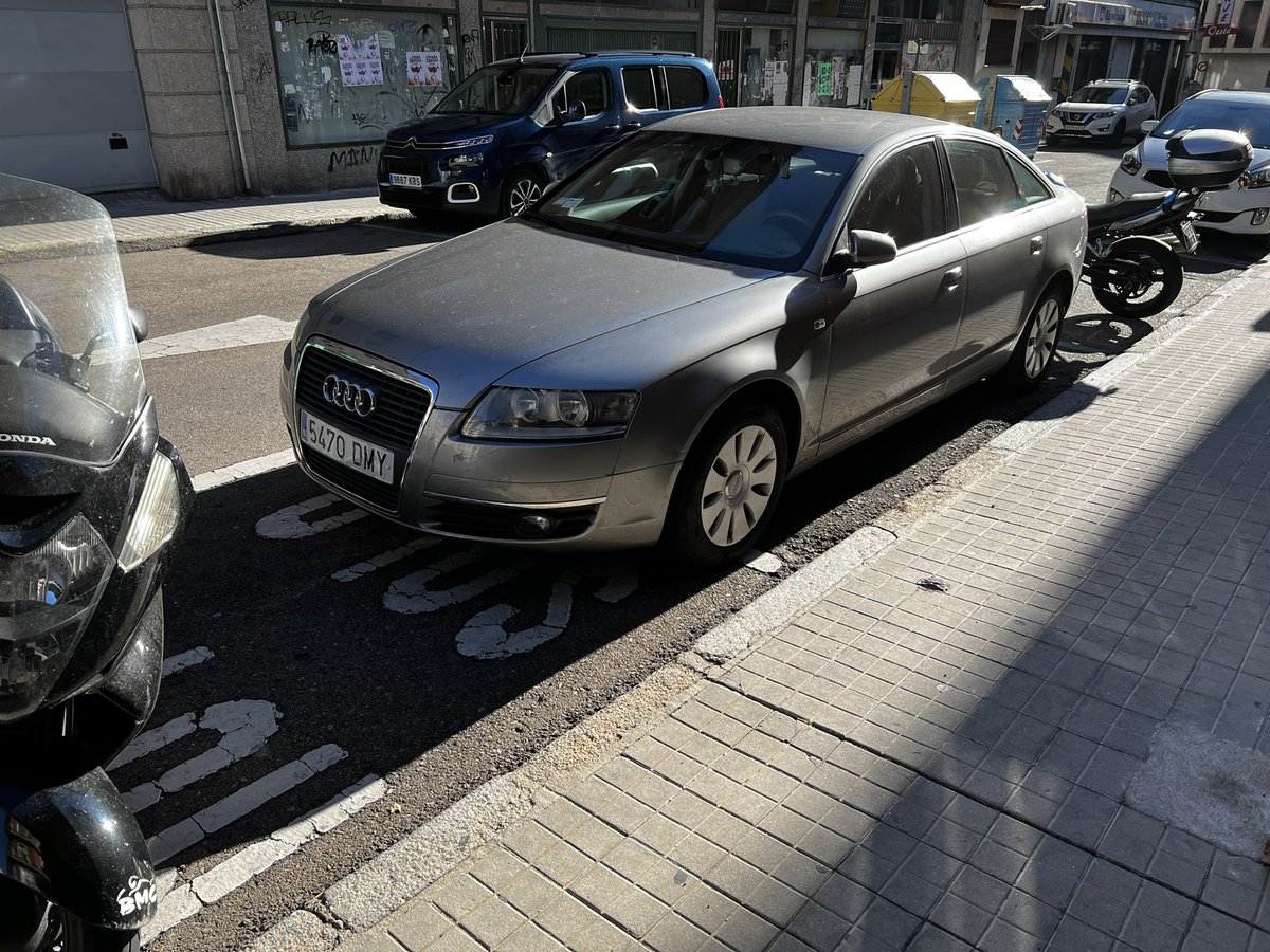 samuelferrero's tweet photo. @aytoSalamanca las motos no pueden aparcar en zonas de solo motos si los coches siguen ocupando dichas zonas. De esta forma tenemos que ocupar zonas para el aparcamiento de vehículos. https://t.co/HUryQ7fjYN