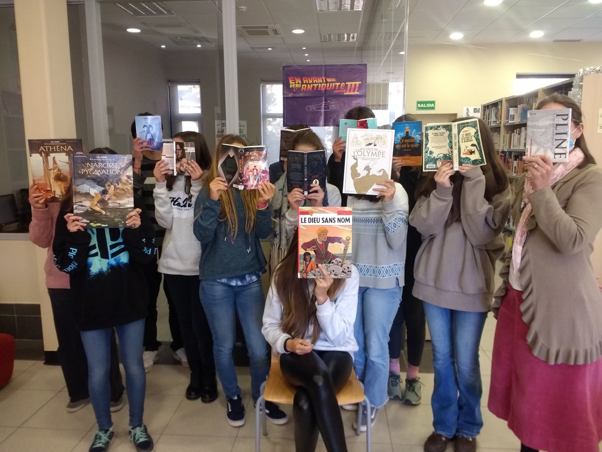 ProfdocVva's tweet photo. C'est déjà Noël à la médiathèque du @LyceeMoliereVva : distribution des livres aux Latinistes de 3ième & 2nde pour le #PrixLittératureJeunesseAntiquité. Leur enthousiasme fait plaisir! #Antiquité #Lecture #PLJA @PLJAntiquite @Mlfpedagogie https://t.co/gdXmHOvpmq