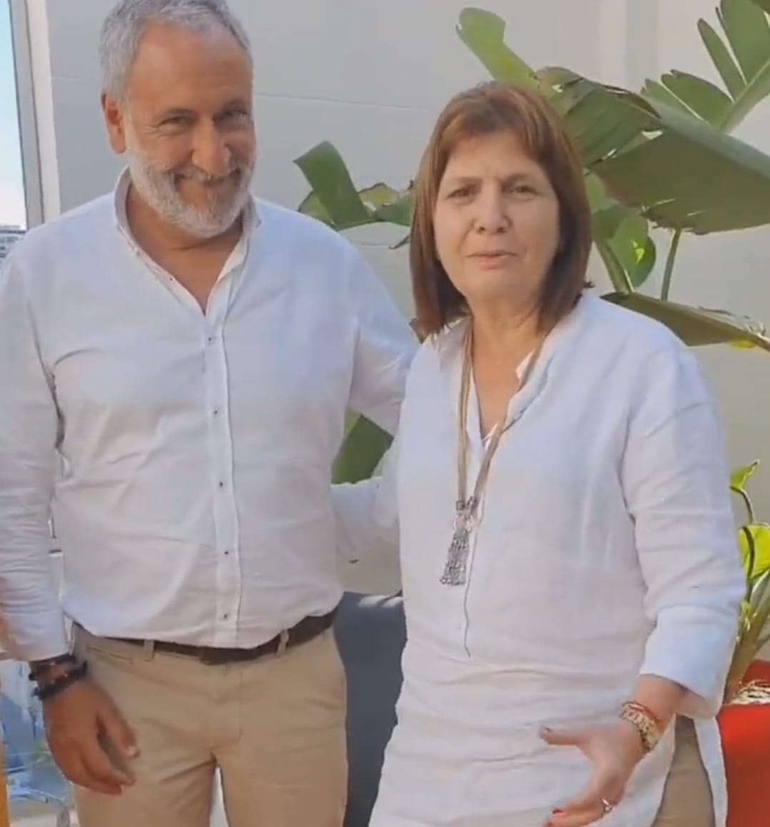 puellaok's tweet photo. Bullrich presentó al ex periodista Facundo Landivar como "nueva incorporación" del PRO. Landivar militó por años desde el "semáforo" de Clarín y fue funcionario de Macri en el Mercosur con un sueldo de US$ 6300 por mes. Ni nueva, ni incorporación: un macrista rancio que blanquea. https://t.co/DhieM0X46H