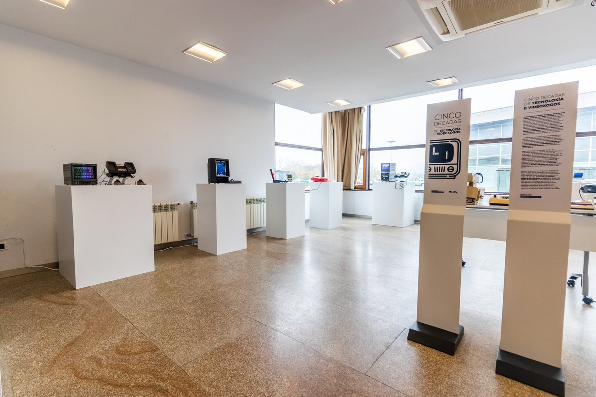 MuseoVideoxogo's tweet photo. Pasádevos polo @PonteInGames, á tarde e tamén mañá tarde exposición da #Fundacion #MUVI “5 décadas de tecnoloxía e #videoxogos. O #MUVi de Cangas estará mañá pechado, así que vémonos en #Pontevedra #avoo #iseltec @ViJuDaGD #playstation #nintendo #xbox #sega #mb #apple https://t.co/QPgT8QK7Hu