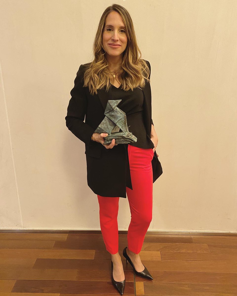 Ayer fue un día muy especial e ilusionante. Esa figurilla es, ni más ni menos, que un premio Cossío de periodismo que ayer compartí con el compañero <a href="/Tocorbillon/">Toño Corbillón</a> de <a href="/nortecastilla/">El Norte de Castilla</a>. Un premio en mi tierra. Solo puedo decir GRACIAS.