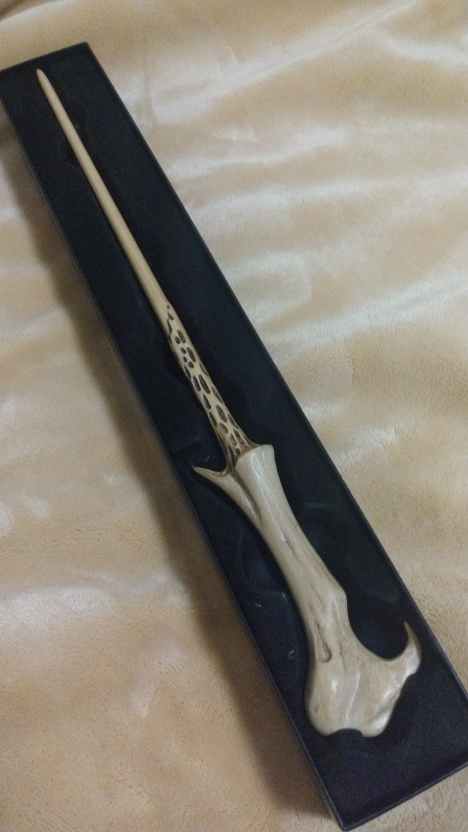 シャロシュ バーチャル狐 ヴォルデモート卿の殆ど掴んでいない様なユニークな杖の持ち方の秘密は独特な持ち手の形状にあり 小指を鉤爪に引っ掛け 人差し指を突起と芯の間に軽く挟んでテンションを掛ける事で保持している T Co Mq8ahjiwsi Twitter