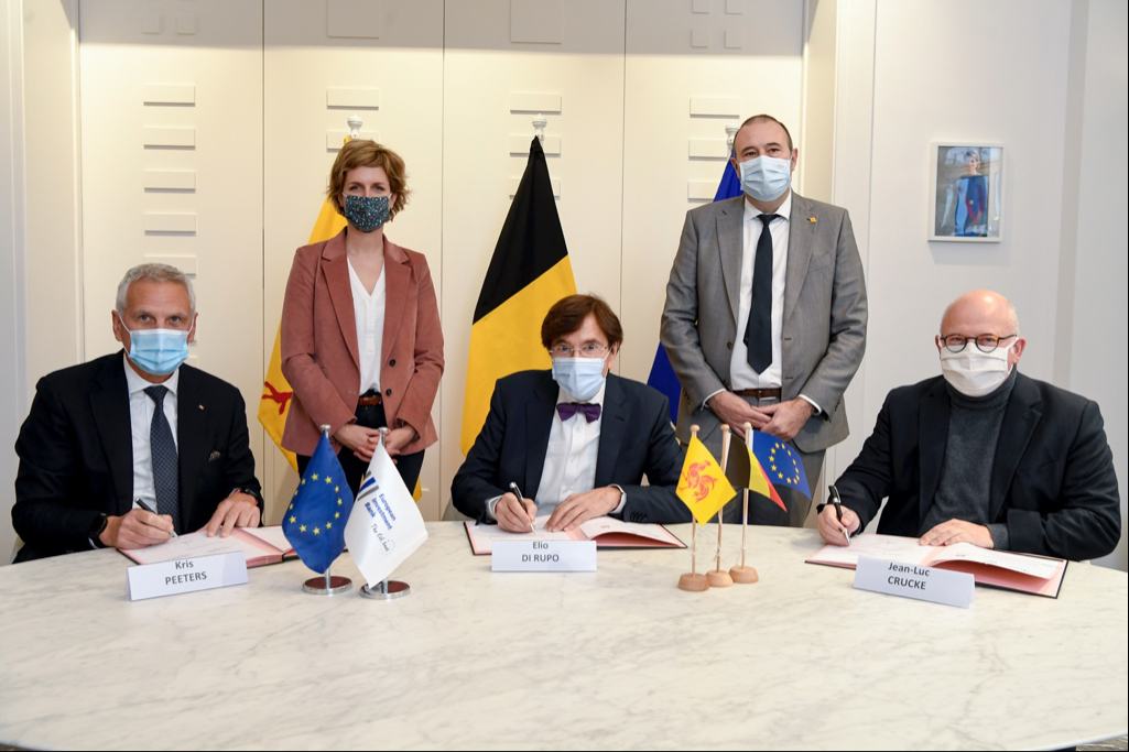 peeters_kris1's tweet photo. Engagement très fort de @EIB : aujourd’hui nous signons une première tranche de € 600m d’un financement historique de € 1,1 milliard pour soutenir les efforts de @WallonieBE en matière d’efficacité énergétique et de reconstruction suite aux inondations. https://t.co/oo8Y0Yuhmm