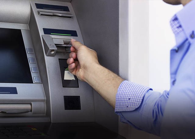 Verifica con tu entidad bancaria el límite máximo que puedes retirar x día.  El estándar es $500 No incrementes el monto diario, en caso de robo te pueden obligar a sacar dinero de los ATMs. Importante no resistirse si es objeto de esta modalidad “Violencia genera más violencia”