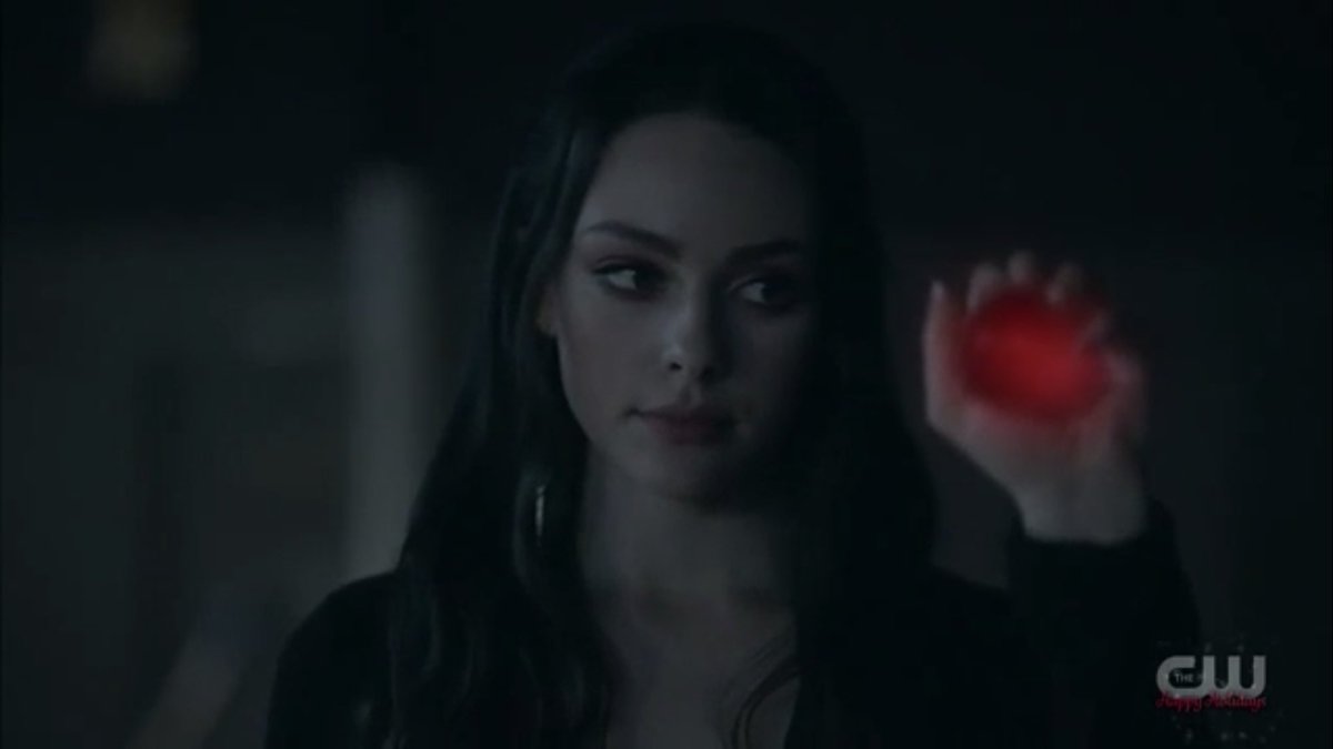badtimeleighton's tweet photo. the way that the first times that hope showed any type of real emotion was with both sides of josie https://t.co/6z3QIUaELZ