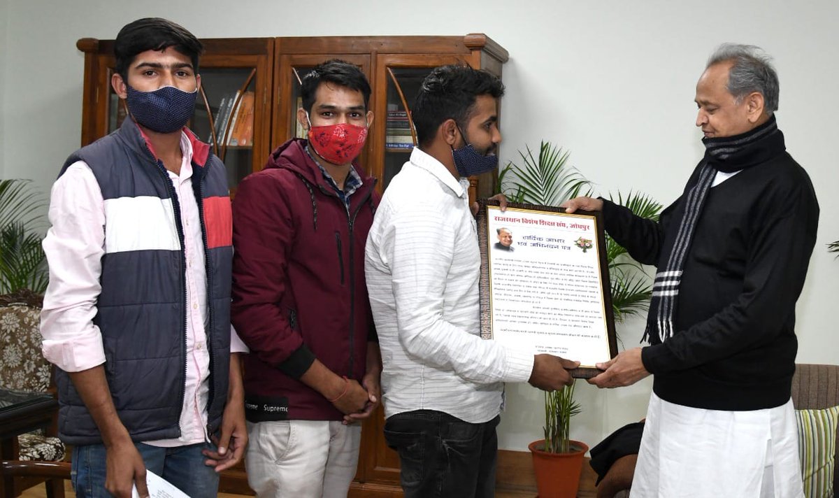 tejalkripa's tweet image. दिव्यांगों की शिक्षा को लेकर सीएम साहब  @ashokgehlot51  से मुलाकात रीट भर्ती 2021 द्वारा विशेष शिक्षकों के पद बढ़ाने की मांग रखी
साथी @TrilokBhakar2 @MahendraKhot9 
साथी रहे मौजूद अशोक जी गहलोत दिव्यांगों की प्रति हमेशा से रहे हैं संवेदनशील @RajCMO