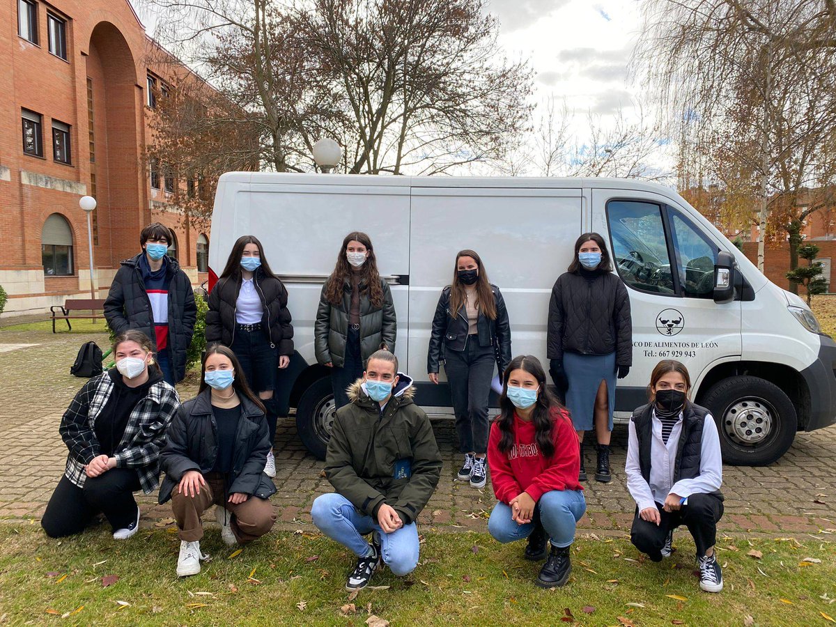 IESLancia's tweet photo. Alumnos de 2Bach han hecho entrega hoy al banco de alimentos de León @banco_leon_ de lo recogido en estos días.
Gracias a todos por vuestra colaboración. https://t.co/0Kgo1ChUC7