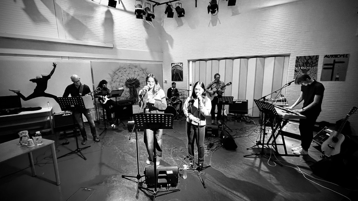 #BLOG22 Venus

De schoolband van het Jan Arentsz bestaat al 35 jaar en de leerlingen (én docenten) gaan er nog steeds helemaal voor!
Lees hier meer... ja.nl/blog/22-venus/

#schoolband #janarentsz #middelbareschool #eigentijdsonderwijs #blog #muziek