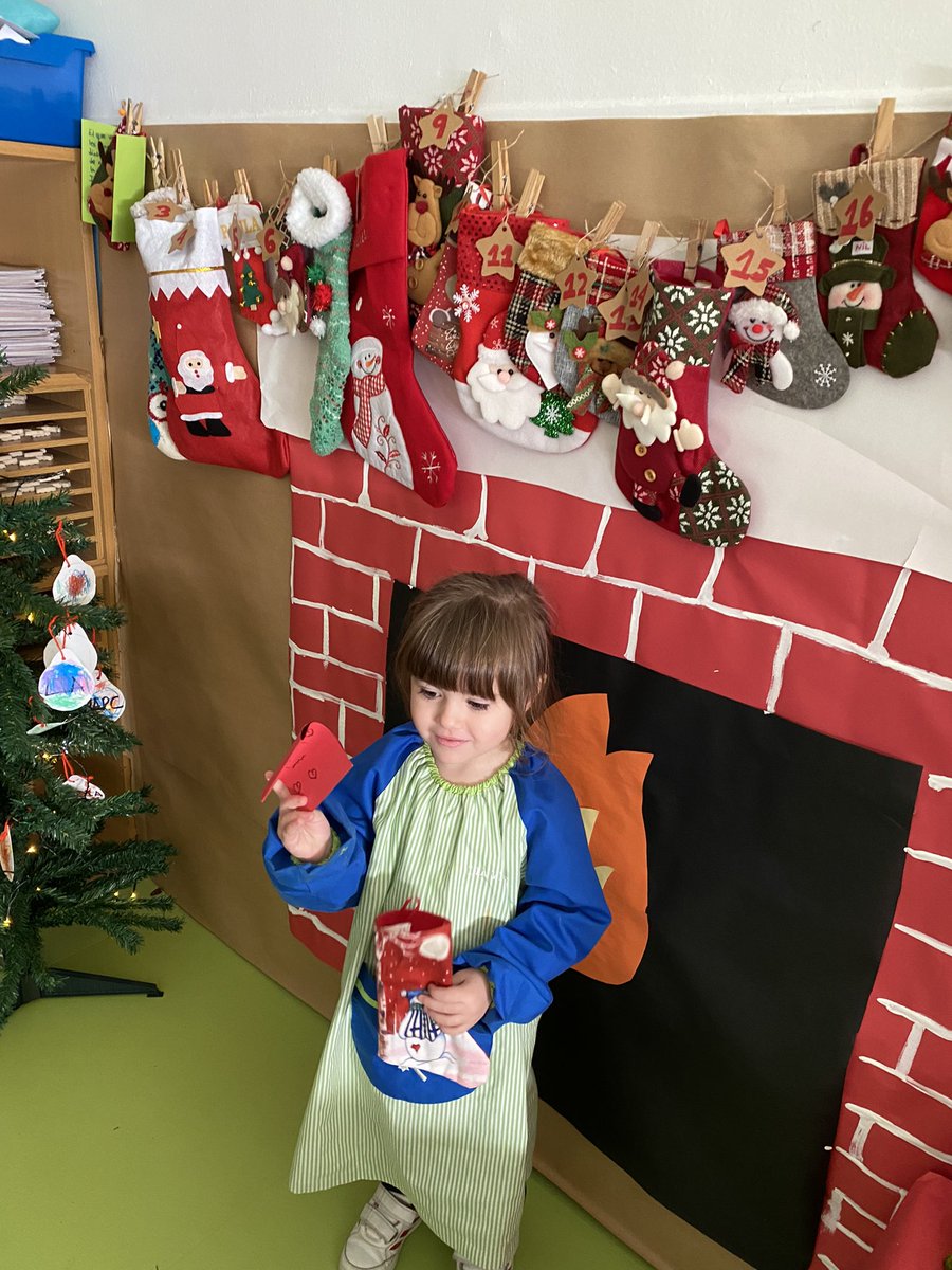 GeorginaMDC's tweet photo. Ahir vam obrir el dia 2 del calendari d’advent i li va tocar a la Lia. Només dir que la seva cara ho diu tot, felicitat en estat pur 😍😍@escolamdcprat https://t.co/MO52jniVVs