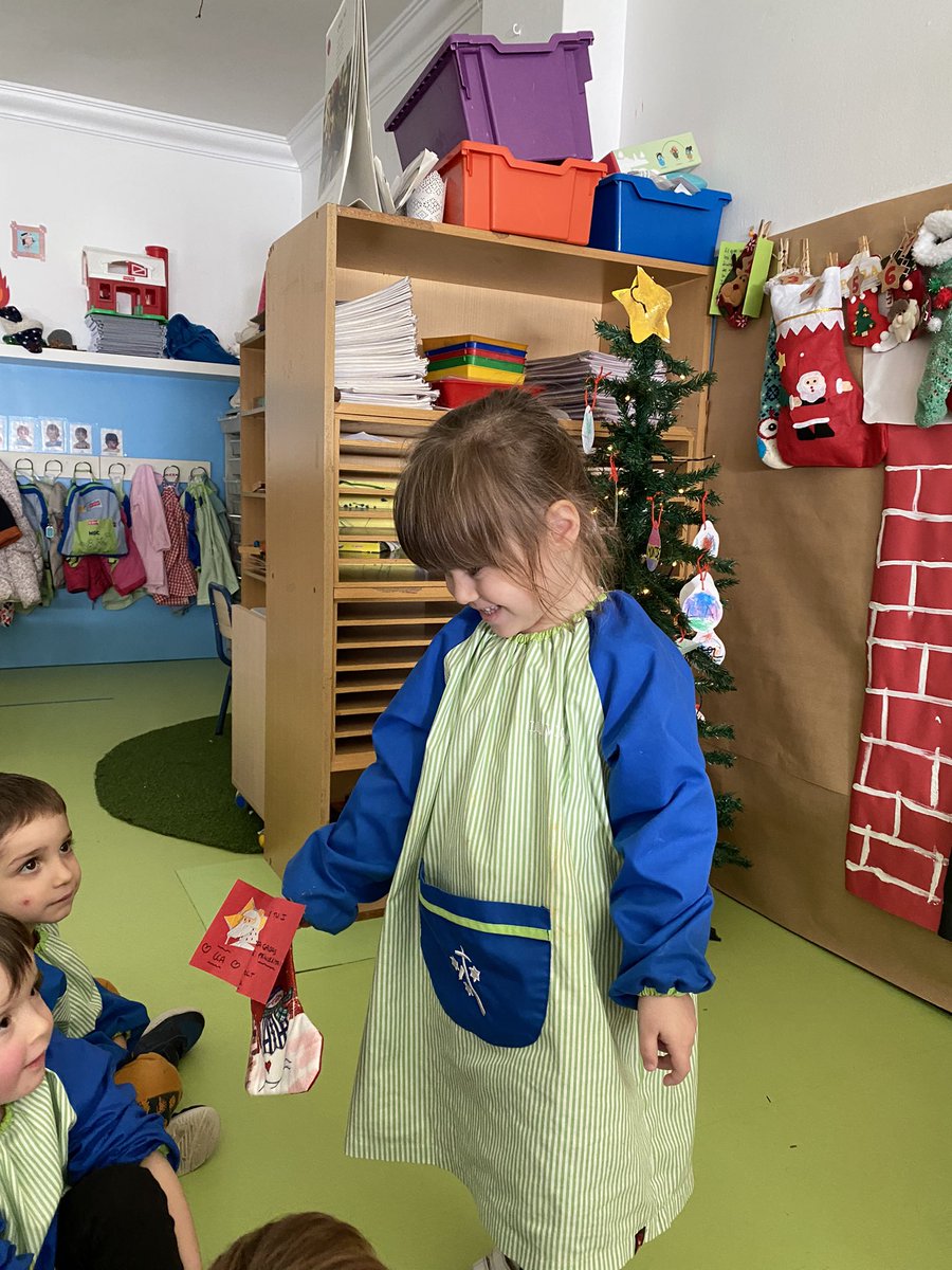 GeorginaMDC's tweet photo. Ahir vam obrir el dia 2 del calendari d’advent i li va tocar a la Lia. Només dir que la seva cara ho diu tot, felicitat en estat pur 😍😍@escolamdcprat https://t.co/MO52jniVVs