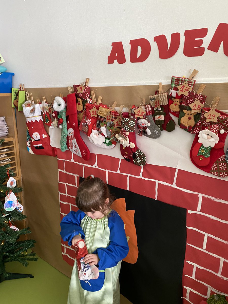 GeorginaMDC's tweet photo. Ahir vam obrir el dia 2 del calendari d’advent i li va tocar a la Lia. Només dir que la seva cara ho diu tot, felicitat en estat pur 😍😍@escolamdcprat https://t.co/MO52jniVVs