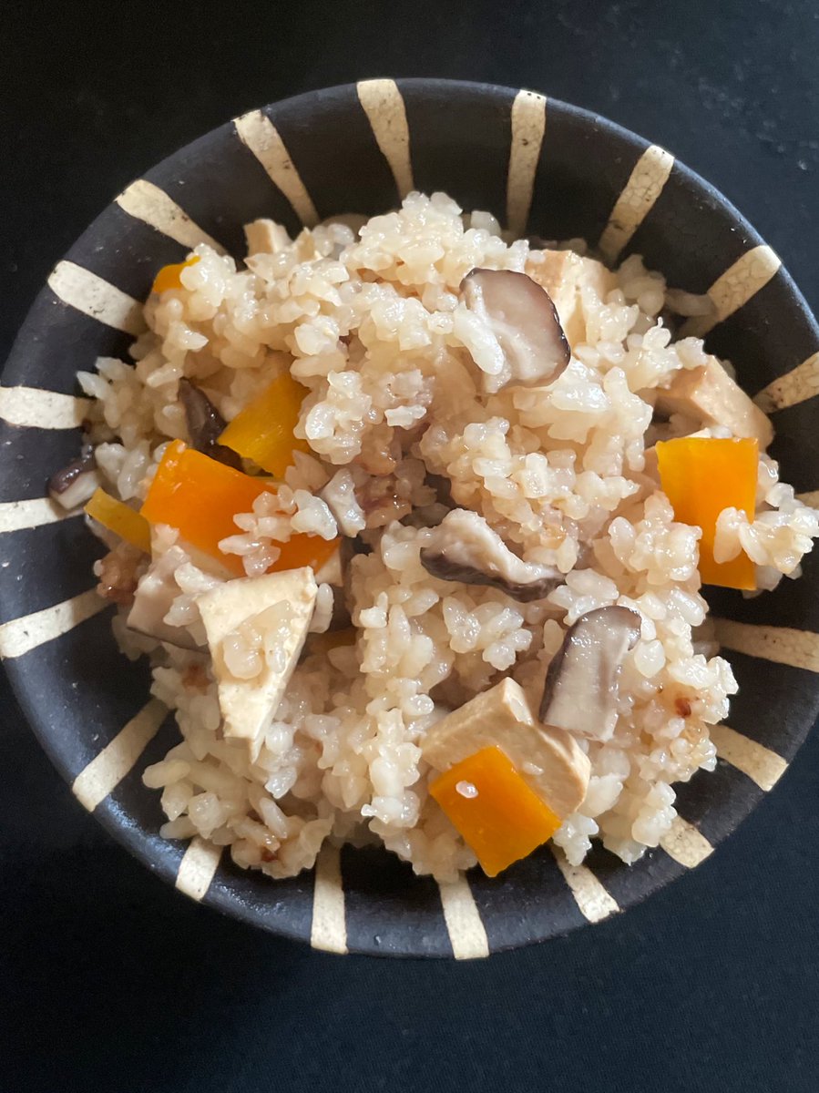 yaashinn's tweet photo. 食べ物の投稿ばかり。椎茸が手に入ったので、炊き込みまして。ペスカトリアンの人もボリュームあって食べやすいよう、スーパーで売ってるbioの硬マズのTofuを混ぜ作ったら正解😆　インスタ作品しか載せてないけど @ shinyakuraoka ね。　食の投稿は　@ shinyakuraokacooking にて https://t.co/FPqDAqclap