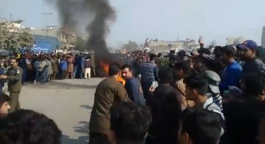 <a href="/ImranKhanPTI/">Imran Khan</a> جس کا بیٹا آج سیالکوٹ میں جلا ہے اسکی سری لنکن ماں اسکی بیوی اور بچوں کو آپ کیسے سمجھائیں گے کہ مسلمان امن پسند لوگ اور پاکستان محفوظ ملک ہے ؟