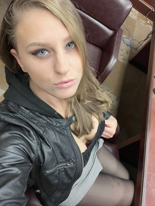 I&rsquo;m an office slut today. Who wants to watch me screw around live in the office ? #AdultWork #goddesses<a href="/tag/payitforward"class="tags"><span>#payitforward</span></a><a href="/tag/couples"class="tags"><span>#couples</span></a><a href="/tag/goddesses"class="tags"><span>#goddesses</span></a><a href="/tag/findomme"class="tags"><span>#findomme</span></a><a href="/tag/adultwork"class="tags"><span>#adultwork</span></a>