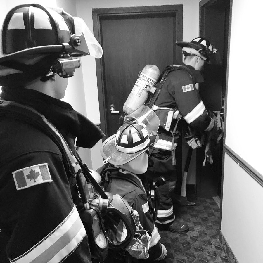 FirehouseTrain1's tweet photo. High-rise training. 🚒🔥🏢
#highrisefirefighting #highriseunit #preservicefirefighter #firechief #fireprotection #educateyourself #healthheroes #firstresponders #firefighter https://t.co/69Nb1bIFpm