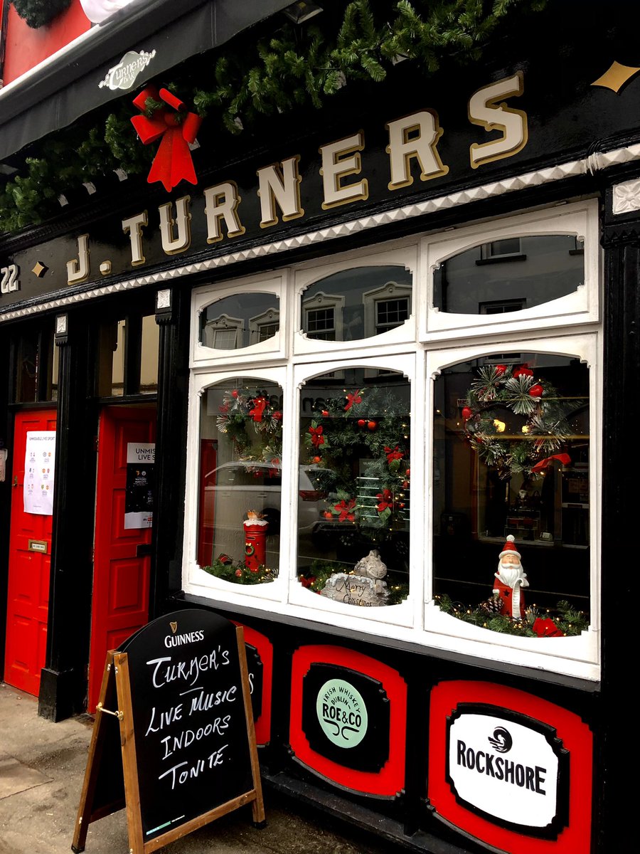 CastleStTraders's tweet image. Turner’s Bar on Castle Street looking very festive and ready for the Christmas season 🎄 #feelingfestive #visitcastlestreet