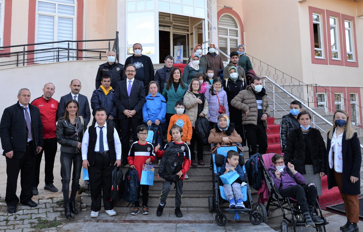 GSB_Bilecik's tweet photo. 📌 Engelsiz Yaşam Etkinliği

Vali Dr. Kemal Kızılkaya ve eşi Hanımefendi Nurten Kızılkaya, çeşitli spor dalları ve kültürel etkinliklerde başarı gösteren özel çocuklar, aileleri ve öğretmenleri ile sabah kahvaltısında bir araya geldi.

#3AralıkDünyaEngellilerGünü https://t.co/1b0UV6qkXj