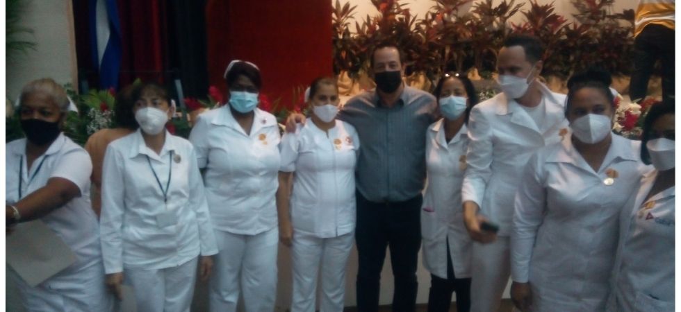 “Cuando se escriba la historia del enfrentamiento de #Cuba a la #COVID19 ustedes serán inscritos como imprescindibles”, expresó <a href="/japortalmiranda/">José Angel Portal Miranda</a>  al colectivo del <a href="/ccoifrankpais/">CCOI Frank País</a> durante un acto de reconocimiento por la labor realizada durante la pandemia.
bit.ly/3omaE6O