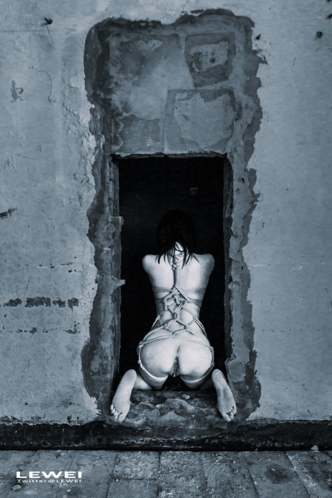 杭州废墟～
模特: @YUN21114141
 #LEWEI #Bondage #广州约拍 #捆绑 #废墟 #BabyArt #ChinaArt #ChinaBondage
各类主题创作拍摄欢迎私我约拍～
投稿：
@Fengsiyuan
@wqganenshi https://t.co/KEzqH02hUK