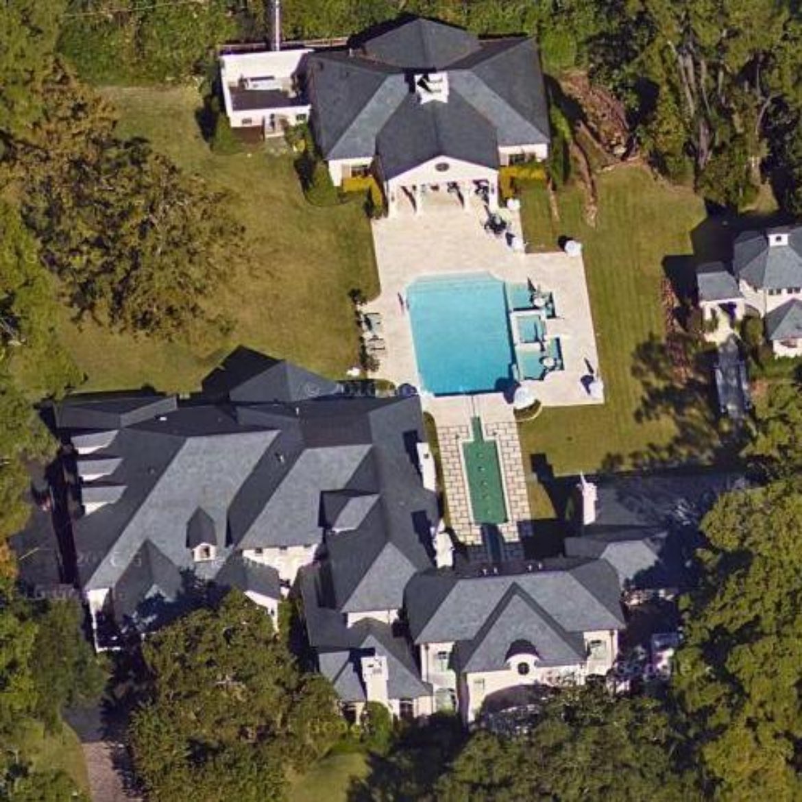 Out5p0ken's tweet image. Joel Osteen’s mega church got $4.4 million in PPP loans, pays zero in taxes, owns two houses in Houston with one a 17,000-square-foot residence features six bedrooms, six bathrooms, three elevators, a one-bedroom guest house, and a pool house that Jesus died for.