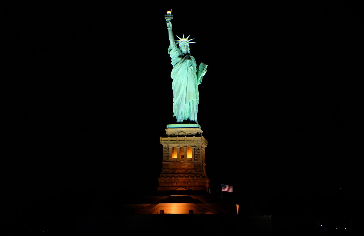 NewYorkCityDE's tweet photo. Lasst euch auf dieser gemütlichen Bootstour im Dezember in Weihnachtsstimmung bringen! Lest mehr und bucht hier: https://t.co/DqBEbnybwU https://t.co/ShuCn6hNzf