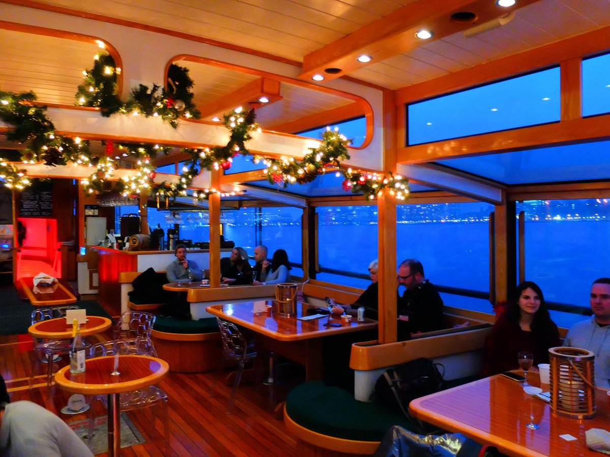 NewYorkCityDE's tweet photo. Lasst euch auf dieser gemütlichen Bootstour im Dezember in Weihnachtsstimmung bringen! Lest mehr und bucht hier: https://t.co/DqBEbnybwU https://t.co/ShuCn6hNzf
