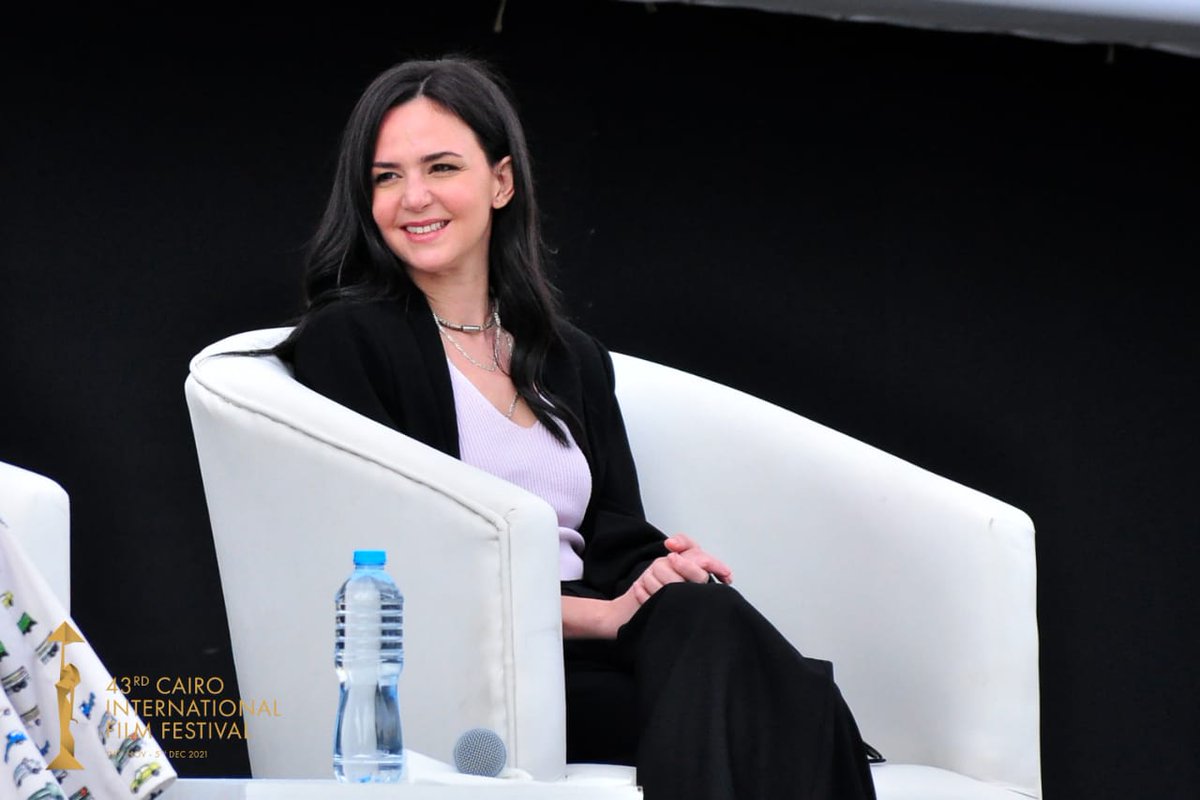 CairoFilms's tweet photo. عقدت اليوم ضمن أيام القاهرة لصناعة السينما، التي تقام ضمن فعاليات الدورة الـ 43 لمهرجان القاهرة السينمائي الدولي، حلقة نقاشية عن مسلسل #مدرسة_الروابي للبنات بالتعاون مع نتفليکس.
وتحدث خلال الجلسة كل من تیما الشوملي، جوانا عریضة، رکین سعد، وتحاورهم المخرجة هالة خليل. 
#CIFF43 https://t.co/fCSwA95kHJ