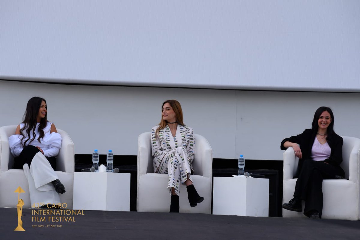CairoFilms's tweet photo. عقدت اليوم ضمن أيام القاهرة لصناعة السينما، التي تقام ضمن فعاليات الدورة الـ 43 لمهرجان القاهرة السينمائي الدولي، حلقة نقاشية عن مسلسل #مدرسة_الروابي للبنات بالتعاون مع نتفليکس.
وتحدث خلال الجلسة كل من تیما الشوملي، جوانا عریضة، رکین سعد، وتحاورهم المخرجة هالة خليل. 
#CIFF43 https://t.co/fCSwA95kHJ