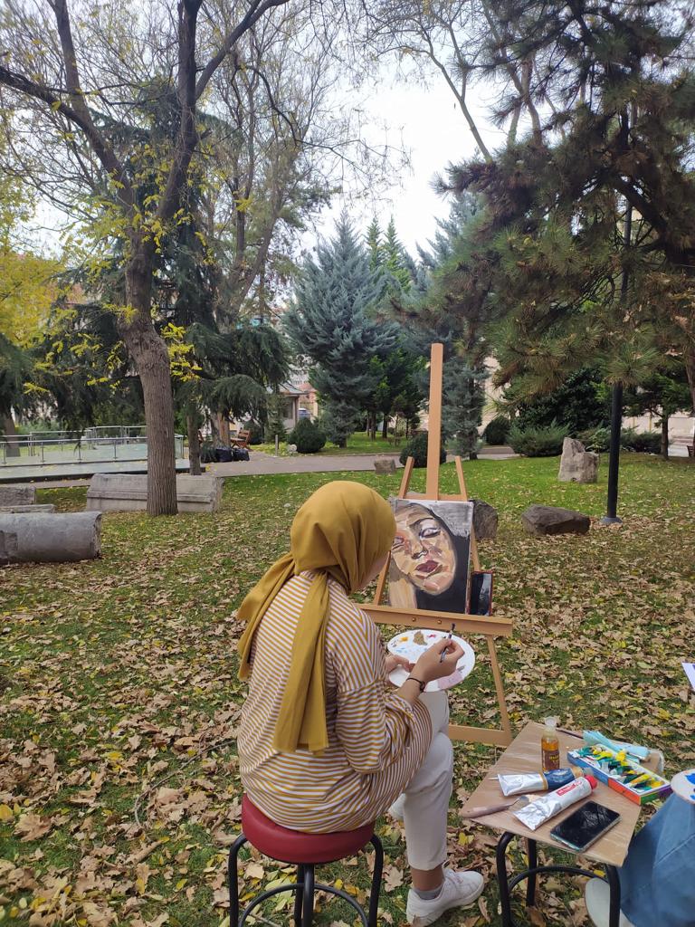 ASBUedu's tweet photo. Verimli bir haftayı Üniversitemiz @AsbuBerceste Sanat Öğrenci Topluluğu'nun Rektörlük önünde gerçekleştirdiği yağlı boya atölyesinden karelerle kapatıyoruz.
Bu hafta sonu siz de hobilerinize zaman ayırabilirsiniz.
İyi Hafta sonları ASBÜ Ailesi.
ASBÜ'de sanat her yerde
#asbüedu https://t.co/Ww42tWZRmD