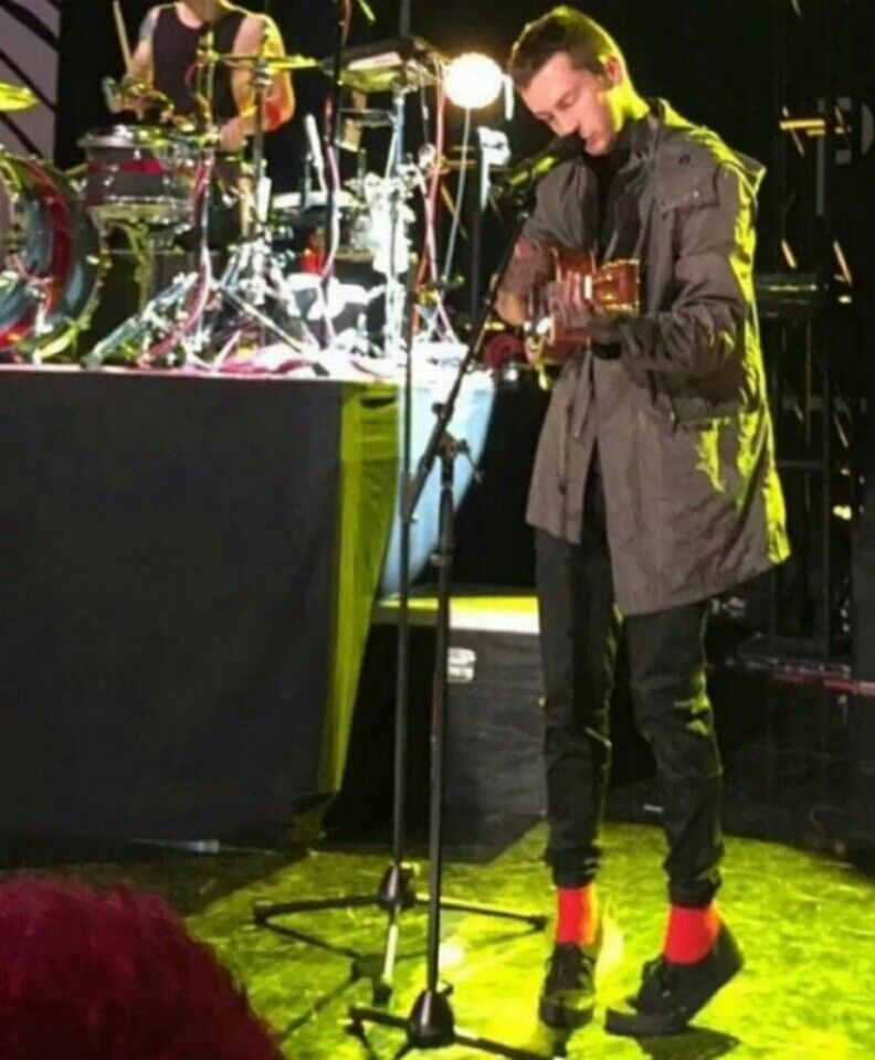 RockssMySockss's tweet image. Tyler Joseph on his tippy toes. 🥺