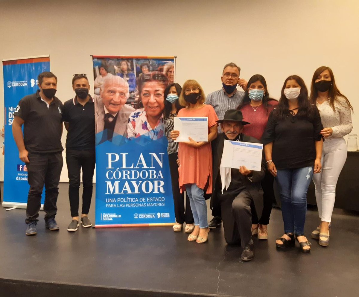 _diegomez's tweet photo. Se Entregaron los premios a los ganadores del Concurso Provincial de Fotografía "CON OTROS OJOS: Mayores en tiempos de barbijos" 
Entre las 20 mejores estaban las de nuestro centro #NuestroRincon.
Felicidades a nuestros adultos que día a día están reinventandose. https://t.co/hx3Ps5Cl1R