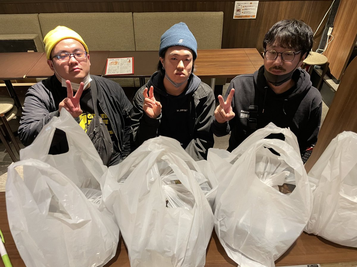 お祝いで
テイクアウト🥡たくさんしてくれたよ

mannish最高かよ🤣
やまと、ありがとう

写真は、
麻婆豆腐TOKYOの2周年を
全力でお祝いしてくれている
mannishの3人

ハッピーだね❤️