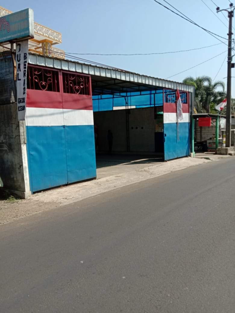 FadliAdl's tweet photo. Jual ruko pinggir jalan luas tanah 400mtr, lantai 1 400mtr, lntai 2 200mtr. 3pintu 2kamar  daerah kp Nagrak cikampak jalur wisata harga 1,3m cocok untuk gudang showrom dll info lebih lanjut bisa WhatsApp 089634555826 https://t.co/kG2Fw5Ct0l